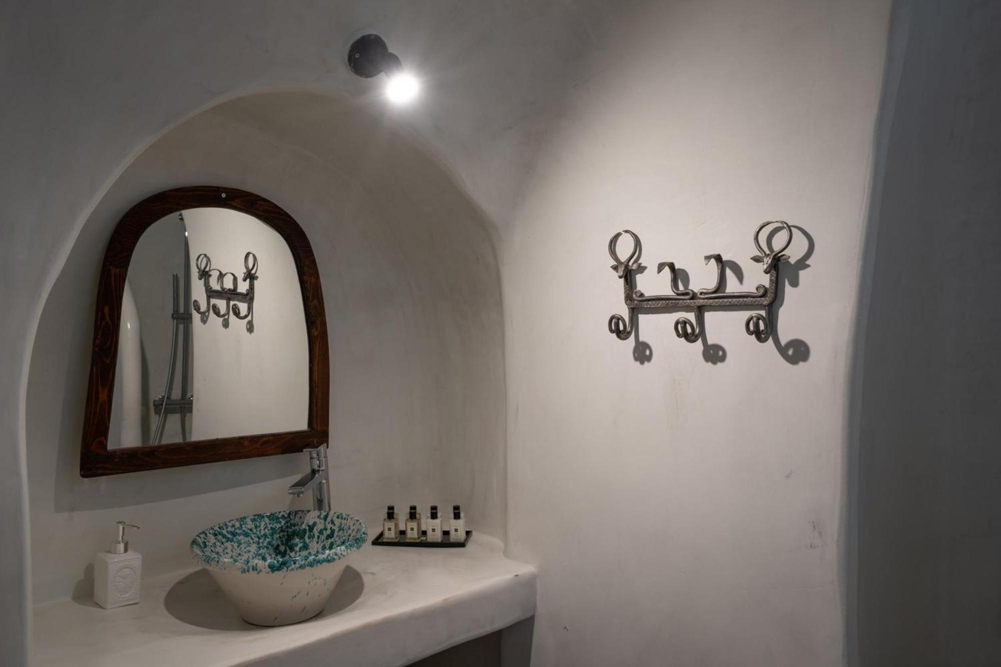 Madame Kalitsi Cozy Suites Firá Buitenkant foto