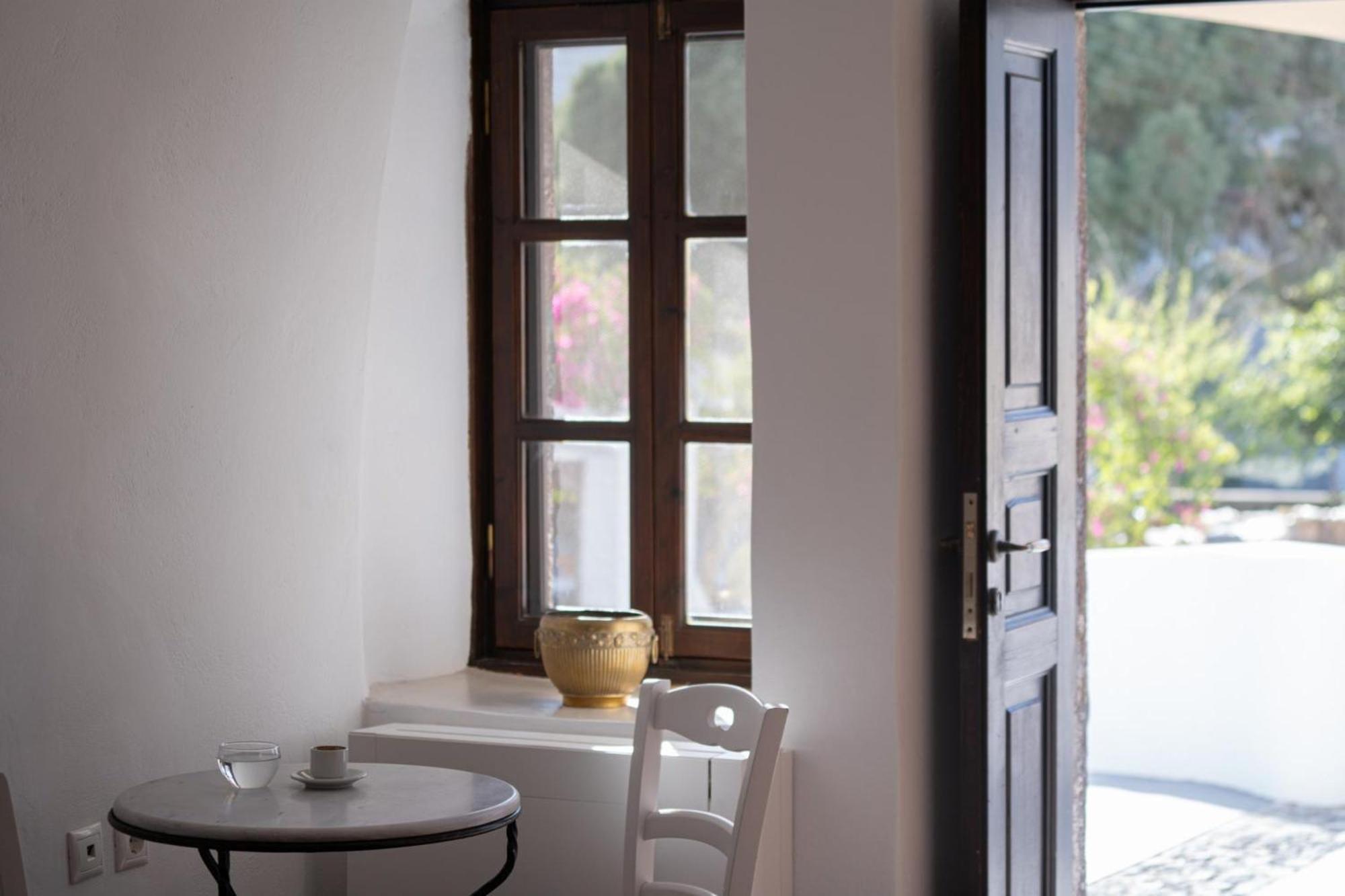 Madame Kalitsi Cozy Suites Firá Buitenkant foto