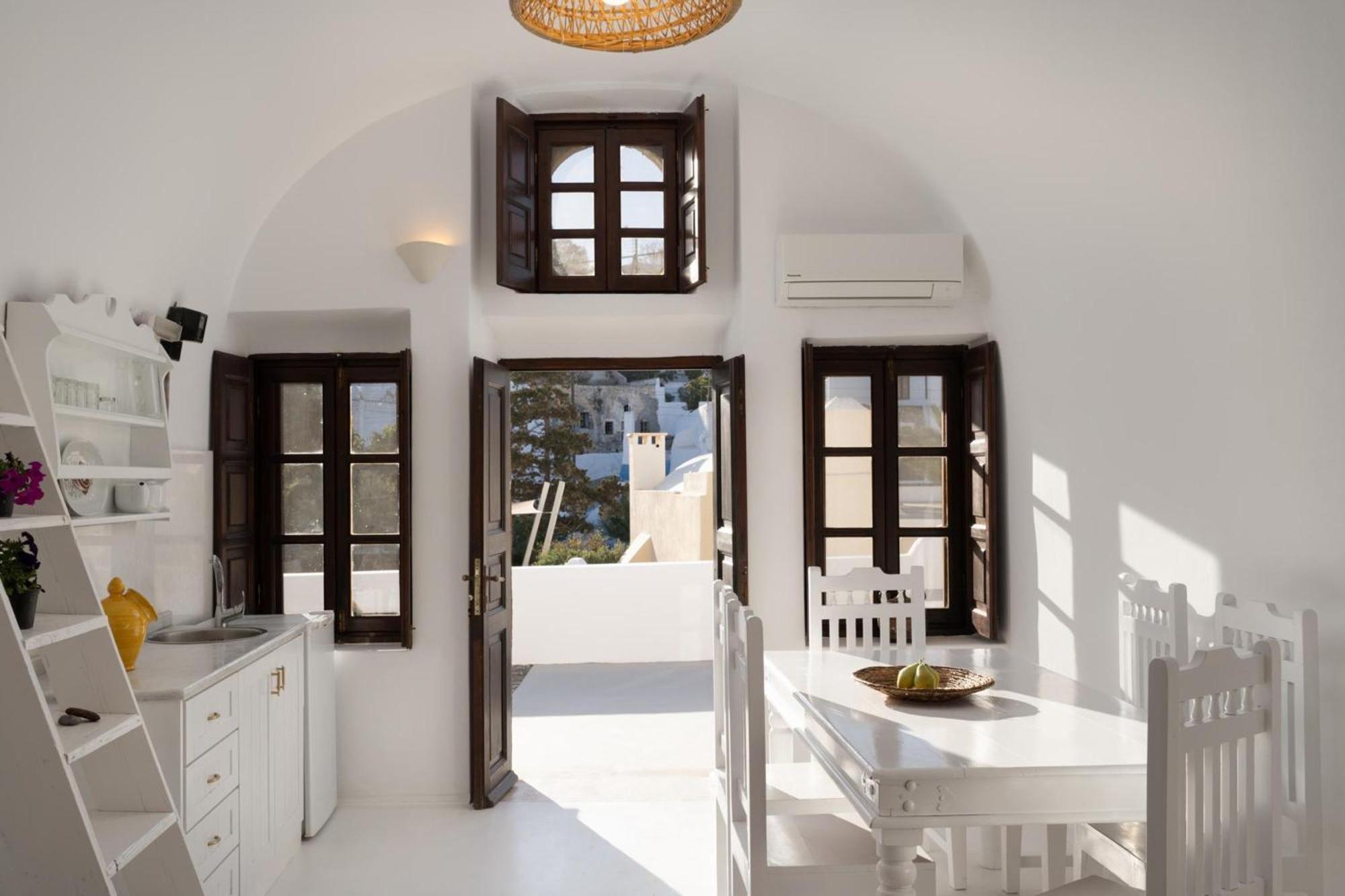 Madame Kalitsi Cozy Suites Firá Buitenkant foto