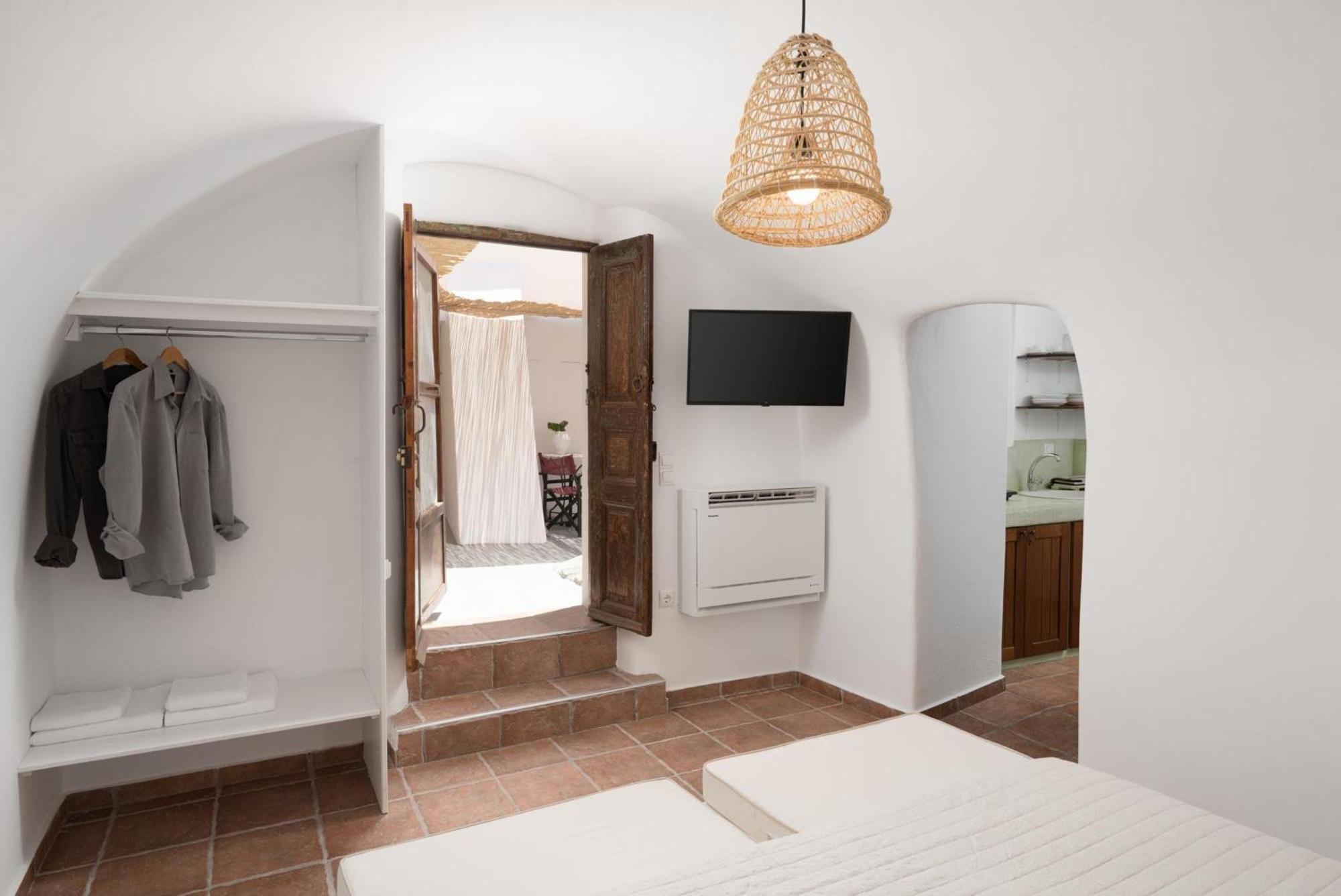 Madame Kalitsi Cozy Suites Firá Buitenkant foto