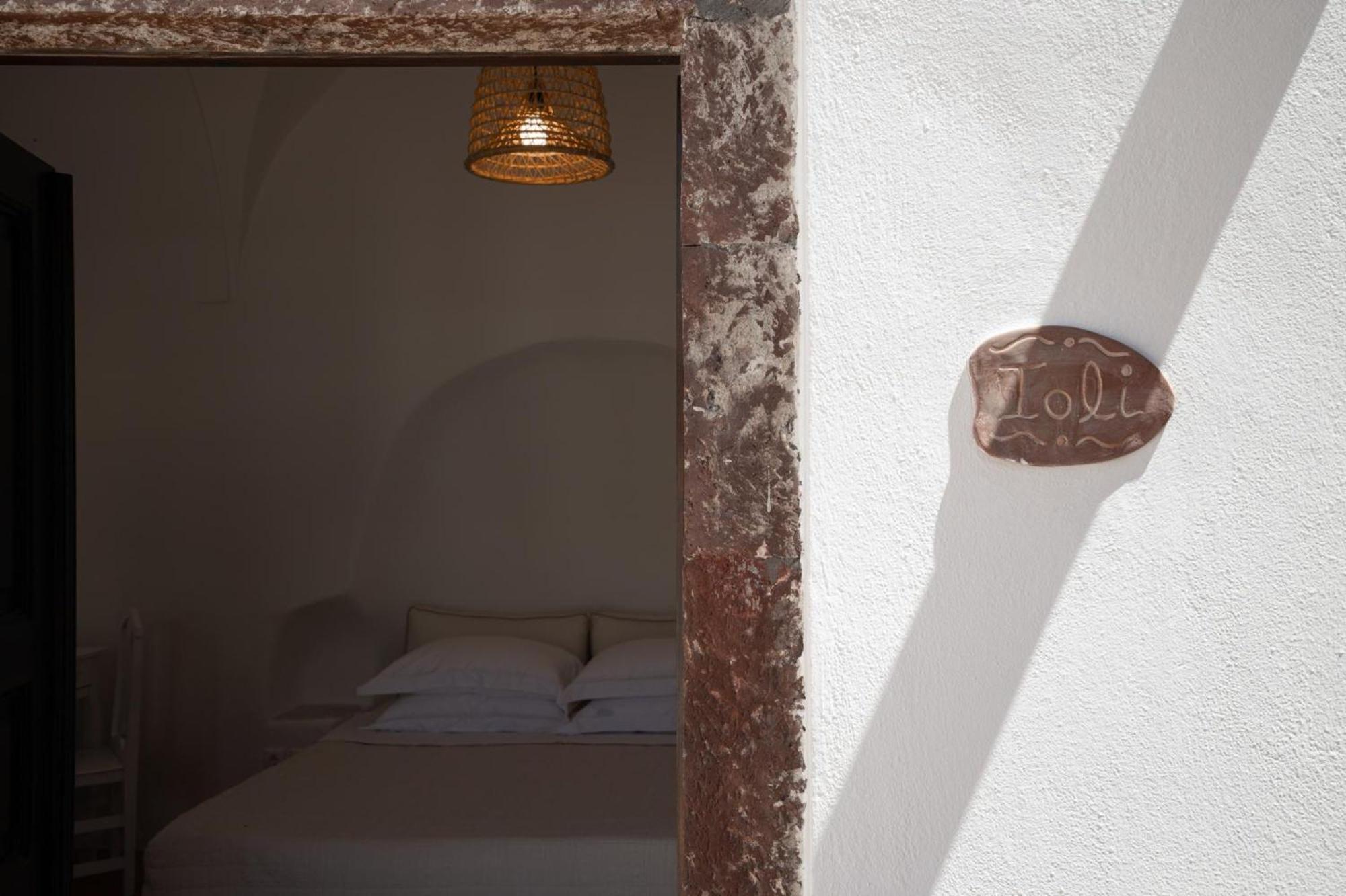 Madame Kalitsi Cozy Suites Firá Buitenkant foto