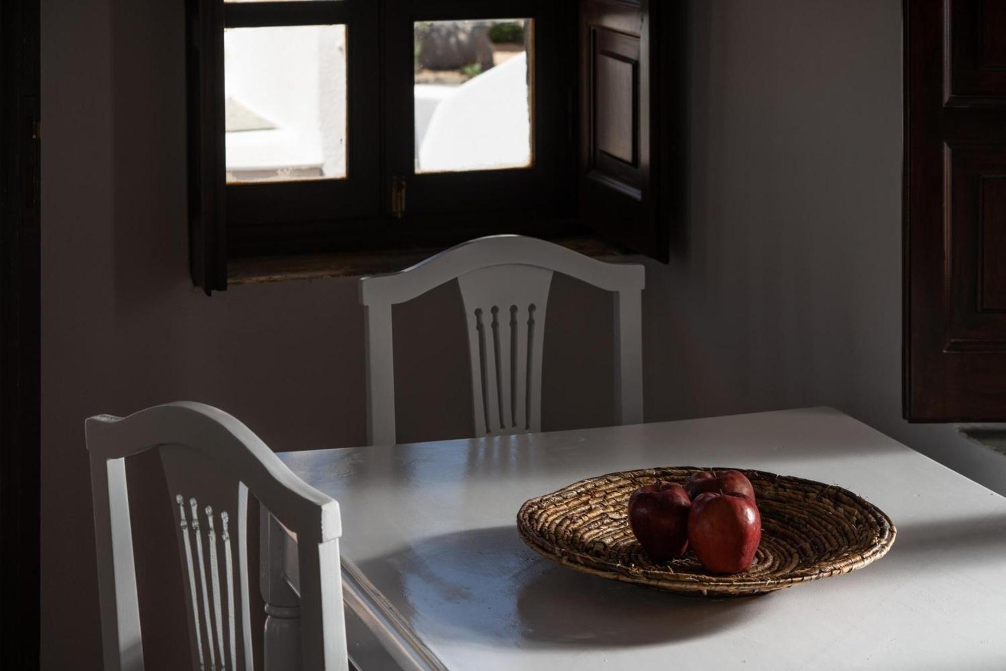 Madame Kalitsi Cozy Suites Firá Buitenkant foto